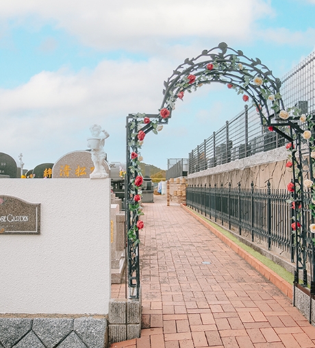 写真：薔薇のアーチのある洋風の区画