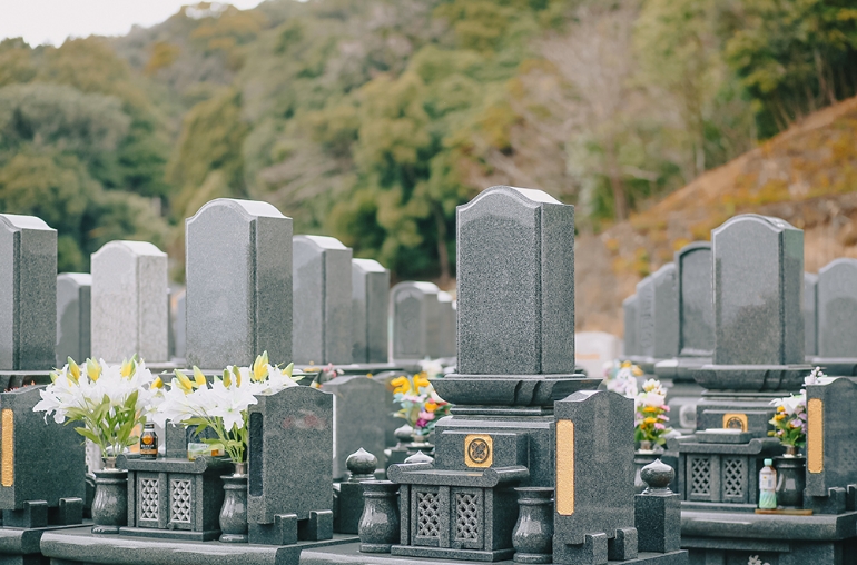 写真：和風のお墓が並ぶ区画