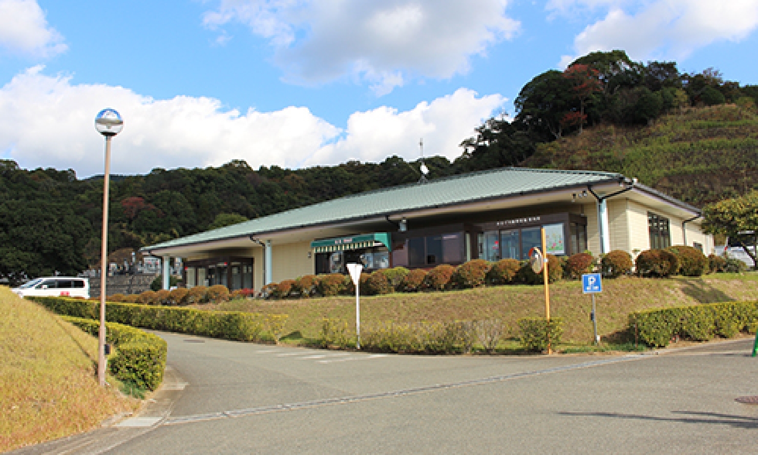 写真：緑色の屋根の建物