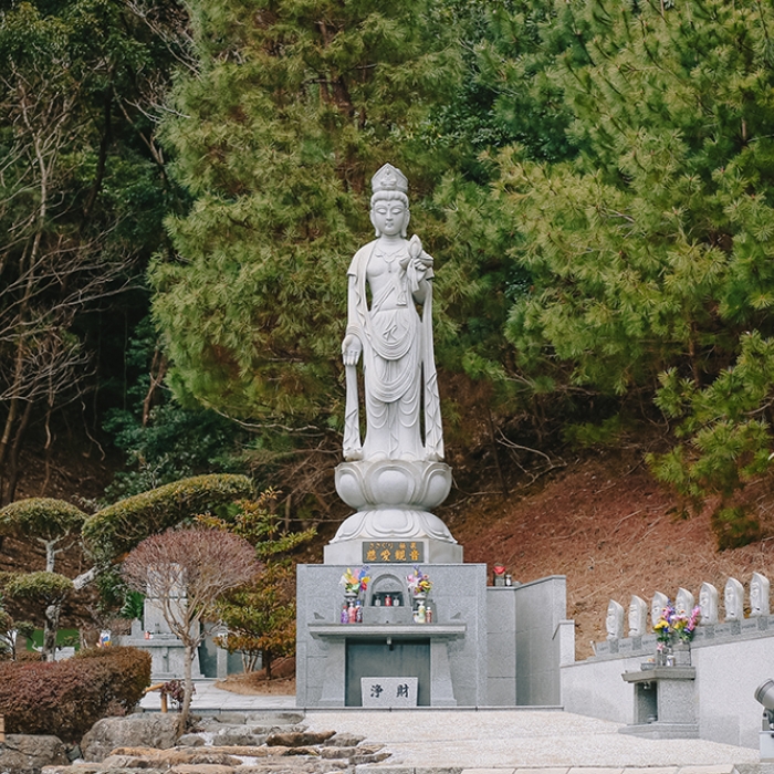 写真：大きな慈愛菩薩像