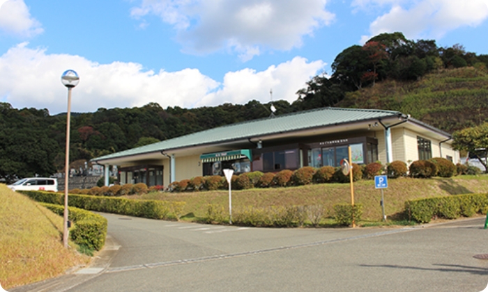 写真：緑色の屋根の建物