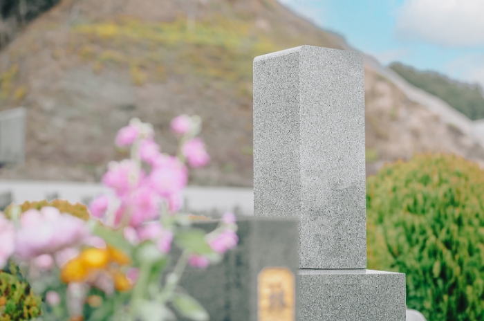 写真:お墓と献花