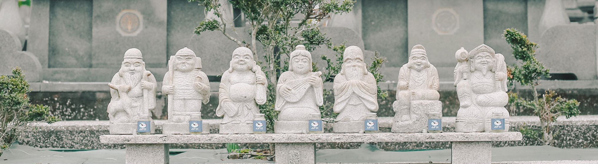 写真：お墓と七福神の像