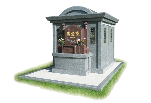 写真：芝生の上に立った合祀墓