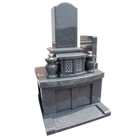 写真:右側に墓誌のあるお墓