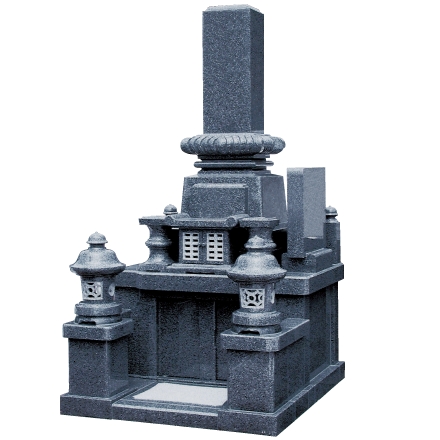 写真：左右の柱に灯籠のあるお墓。右側に墓誌があります。