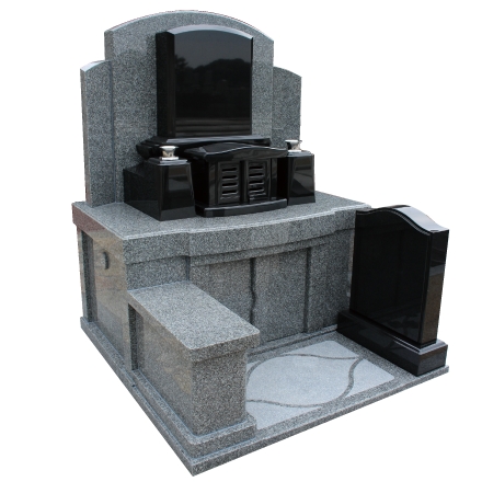 写真：竿石に2色の墓石を重ねた洋風のお墓。右側に墓誌があります。