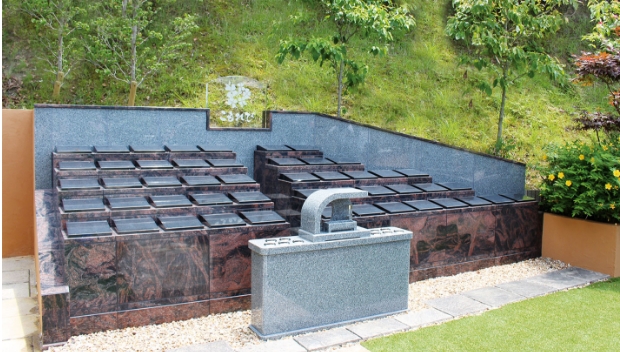 写真：四角いプレートが並んだ「こもれび」のエリア